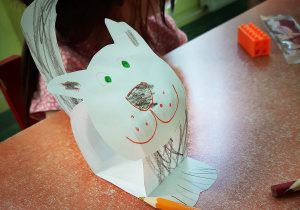 Kot z papieru wykonany przez dziecko.